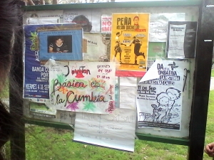 REGISTRO FOTOGRÁFICO DE ESTUDIANTES DE 3RO MEDIO, LICEO LOS ALMENDROS, EN SU VISITA A LA UMCE