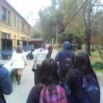 REGISTRO FOTOGRÁFICO DE ESTUDIANTES DE 3RO MEDIO, LICEO LOS ALMENDROS, EN SU VISITA A LA UMCE