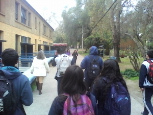 REGISTRO FOTOGRÁFICO DE ESTUDIANTES DE 3RO MEDIO, LICEO LOS ALMENDROS, EN SU VISITA A LA UMCE